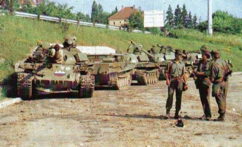 Eslovenos reúnen tanques capurados en la guerra de los balcanes