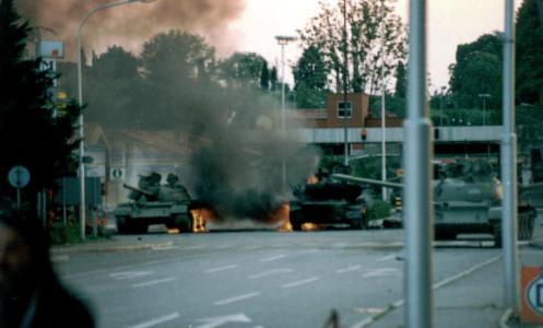 Tanques yugoslavos incendiados en la guerra de los balcanes