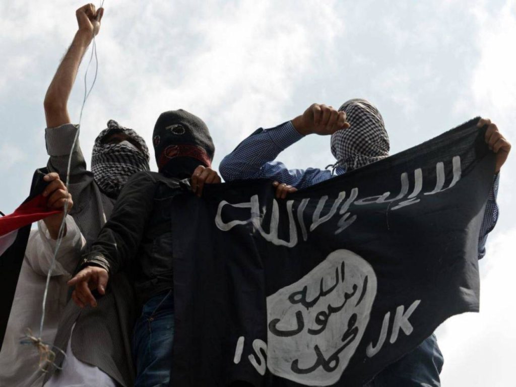 En esta fotografía tomada el 18 de julio de 2014, manifestantes de Cachemira sostienen una bandera del Estado Islámico de Irak y el Levante (ISIL) durante una manifestación anti-israelí en Srinagar /  Tauseef Mustafa | AFP