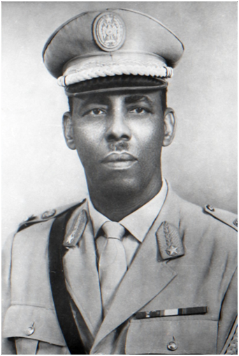 Fotografía en blanco y negro de Mohamed Siad Barre con uniforme militar