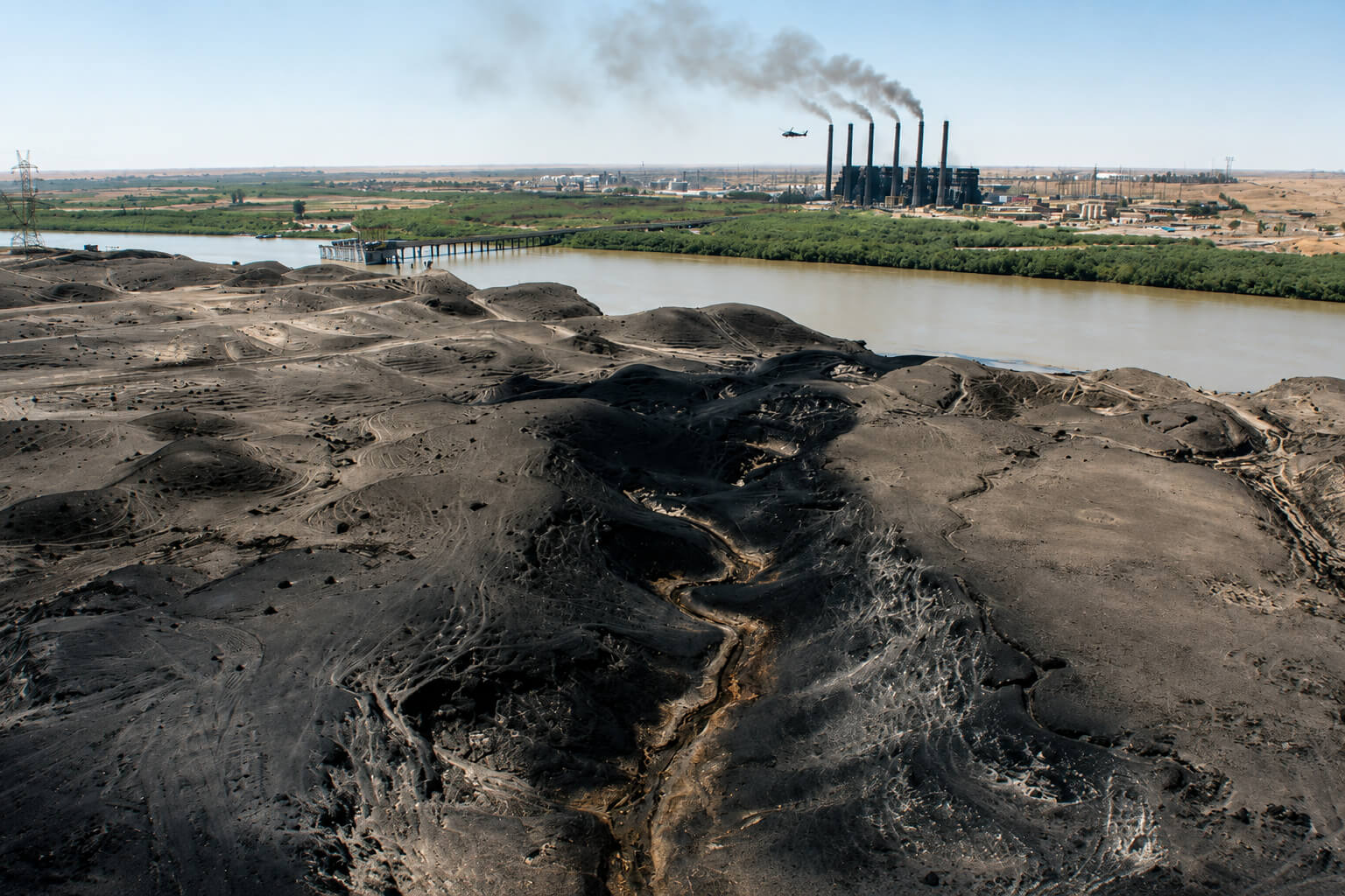 Un oleoducto iraquí devastado como consecuencia de los ataques de Estados Unidos durante la invasión de 2003.