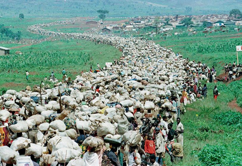 Miles de refugiados huyen del genocidio en Ruanda. Fuente: EFE, George Kalisa