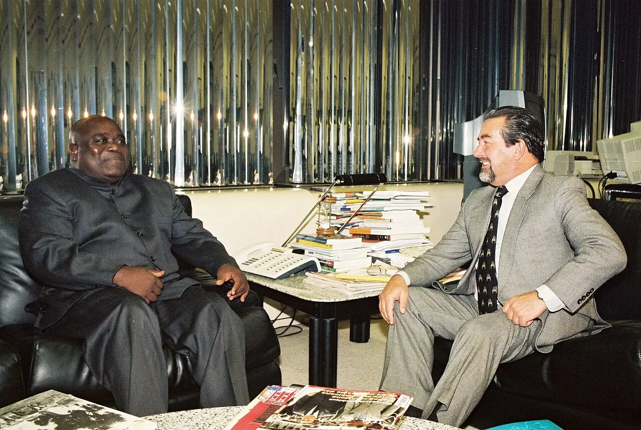 A la izquierda, Laurent Désiré Kabila, en 1998, por aquel entonces presidente de la República Democrática del Congo.