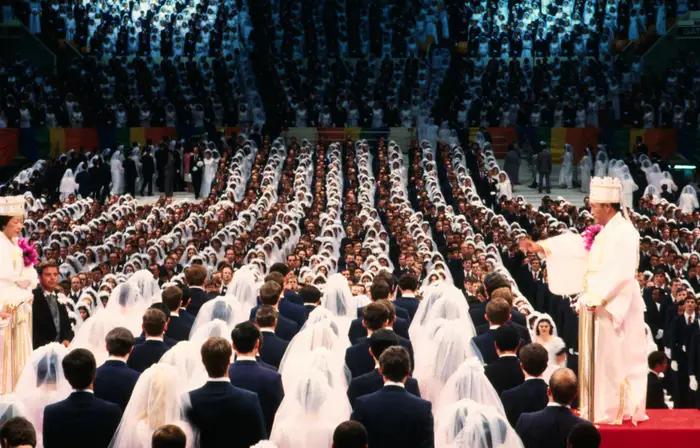 Boda masiva organizada por la Iglesia de la Unificación en Nueva York. A la derecha, Sun Myung Moon, el fundador de la organización