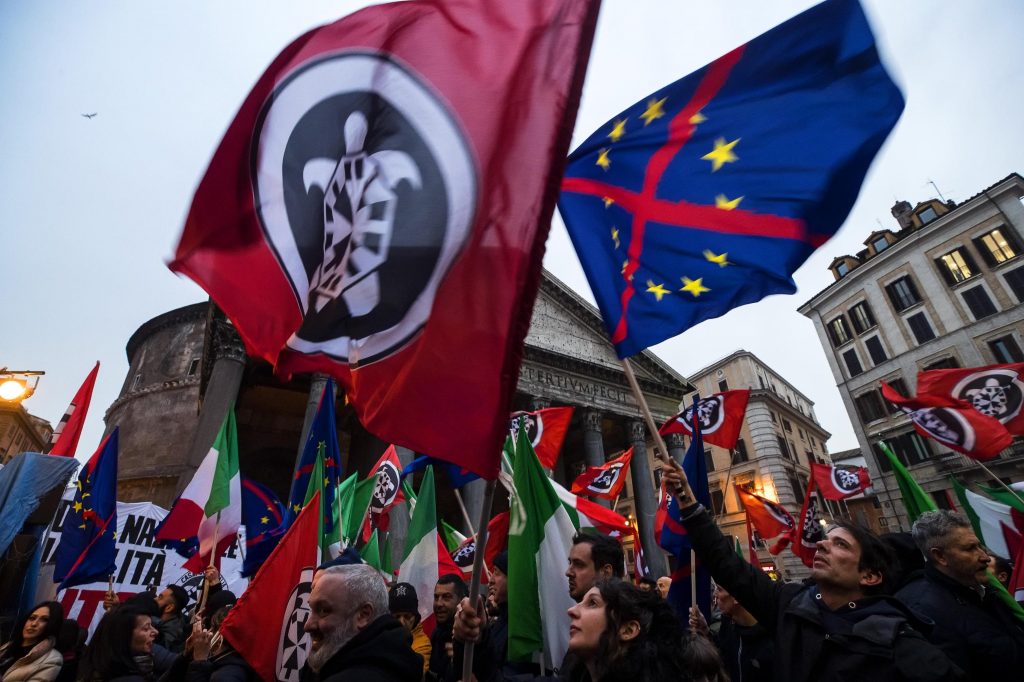 Banderas de la Unión Europea tachadas en una manifestación liderada por Casapound en Roma