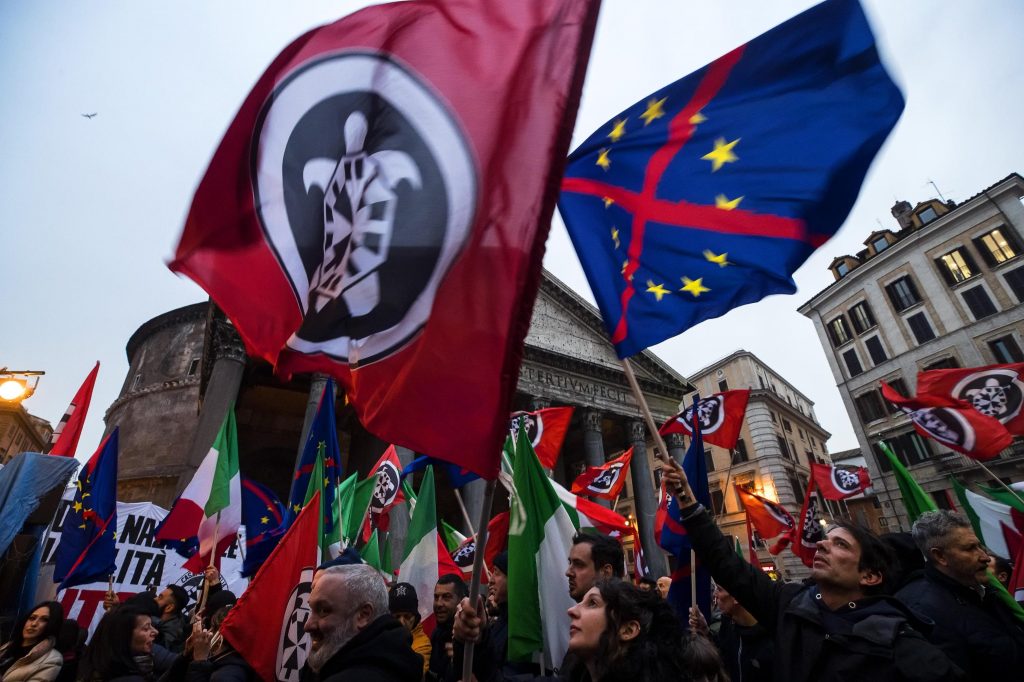 Bandiere dell'UE sbarrate a una manifestazione guidata da Casapound a Roma