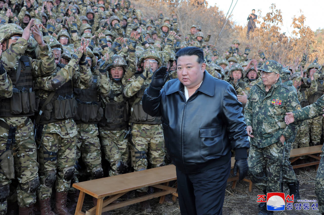 Tras la desintegración de la Unión Soviética, Corea del Norte decidió dar prioridad a los asuntos militares desarollando la doctrina Songun.