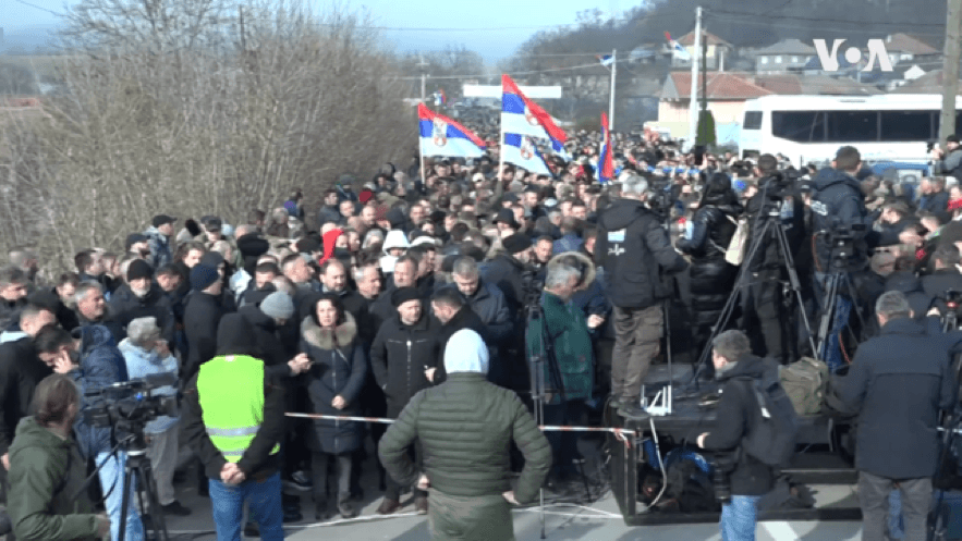 Protesta serbokosovar en la localidad serbia de Veliko Rudare, cerca de Kosovo, durante la crisis de finales de 2022