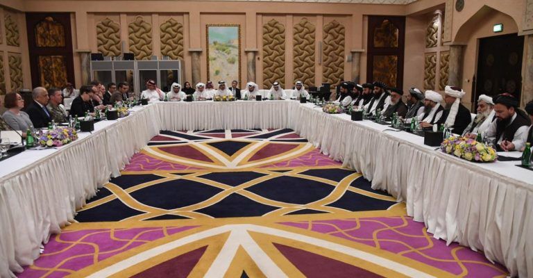 Negociadores estadounidenses y talibanes cara a cara en Doha. Foto: Ministerio de Relaciones Exteriores de Qatar.