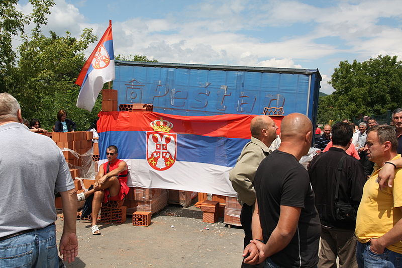 Barricada de serbokosovares en Zveçan, localidad ubicada cerca de la frontera entre Serbia y Kosovo, en una protesta organizada en 2011