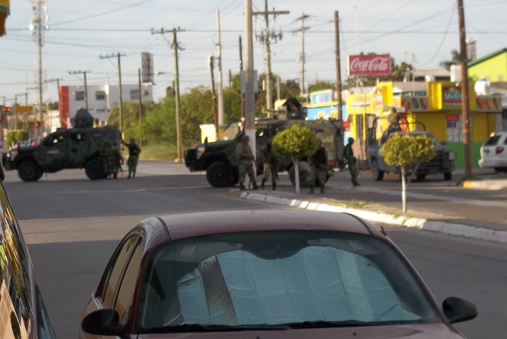 Militares mexicanos realizan una redada en Matamoros, Tamaulipas, contra una célula vinculada al crimen organizado en México.