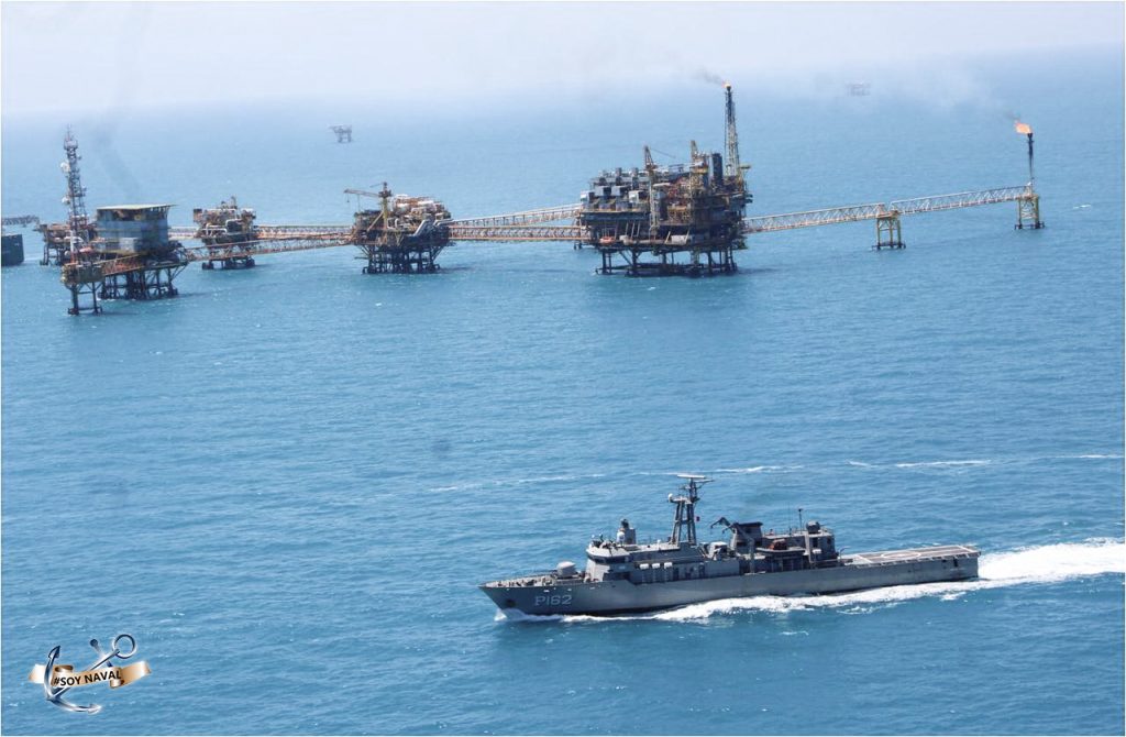 Una buque la Secretaría de la Marina realizando una patrulla en la Sonda de Campeche, zona frecuente de piratería y crimen organizado en México.