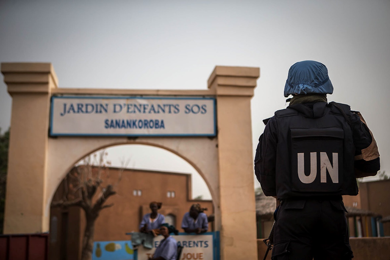Policía de MINUSMA frente a una escuela cerca de Bamako.