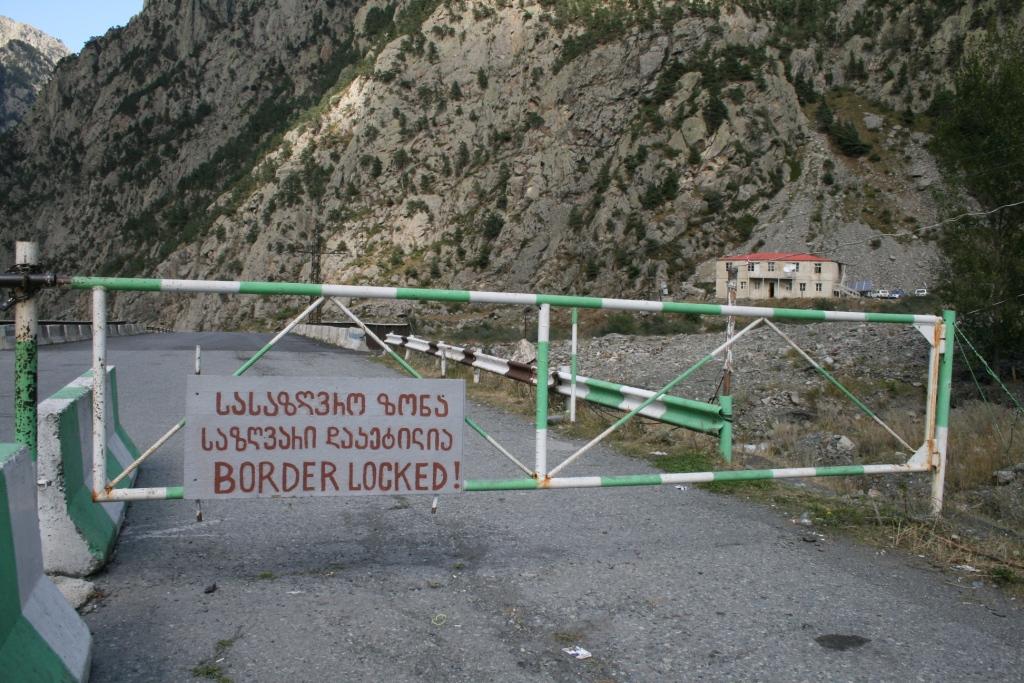 Frontera entre Rusia y Georgia en Dariali Gorge.