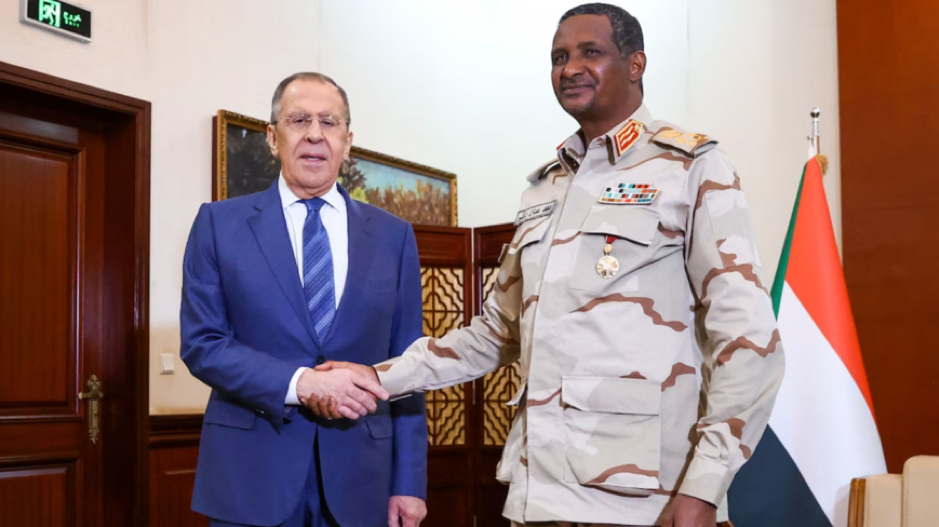 El general Hemedti junto al ministro de Exteriores ruso Seguéi Lavrov en una visita realizada por este último a Jartum en febrero de 2023, poco antes de iniciarse la guerra en Sudán.