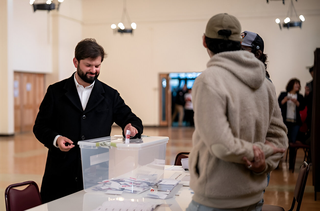 El presidente Gabriel Boric emite su voto en el marco del proceso constituyente de Chile. 
