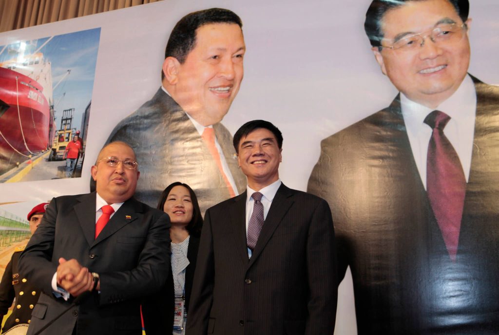 Hugo Chavez recibe a una delegación china que visitó Venezuela cuando todavía era presidente.