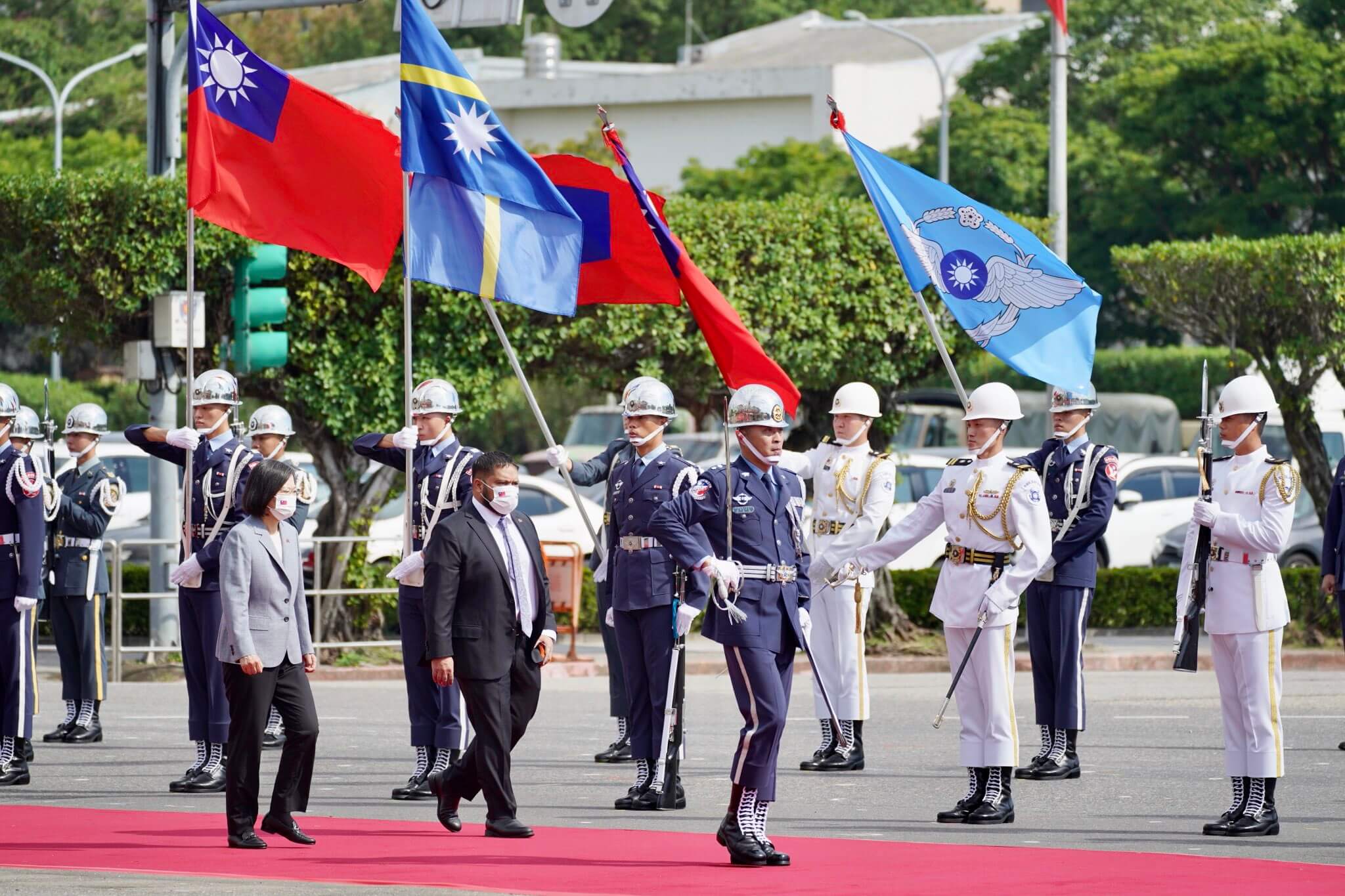 El expresidente de Nauru, Russ Kun, se reúne con la presidenta saliente de Taiwán, Tsai Ing-wen, en Taipéi. 