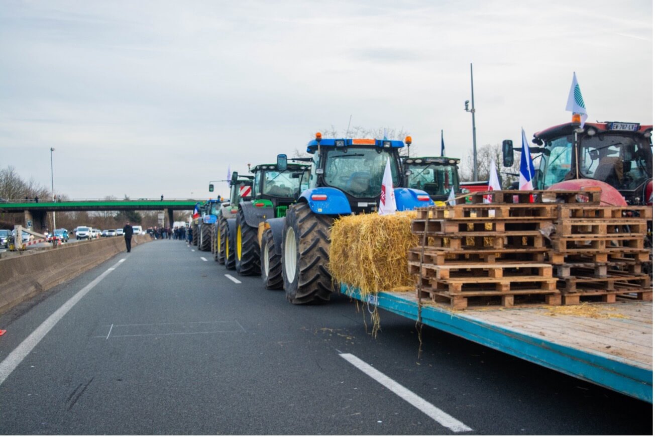 Agricultores franceses bloquean una autopista en los alrededores de París. 