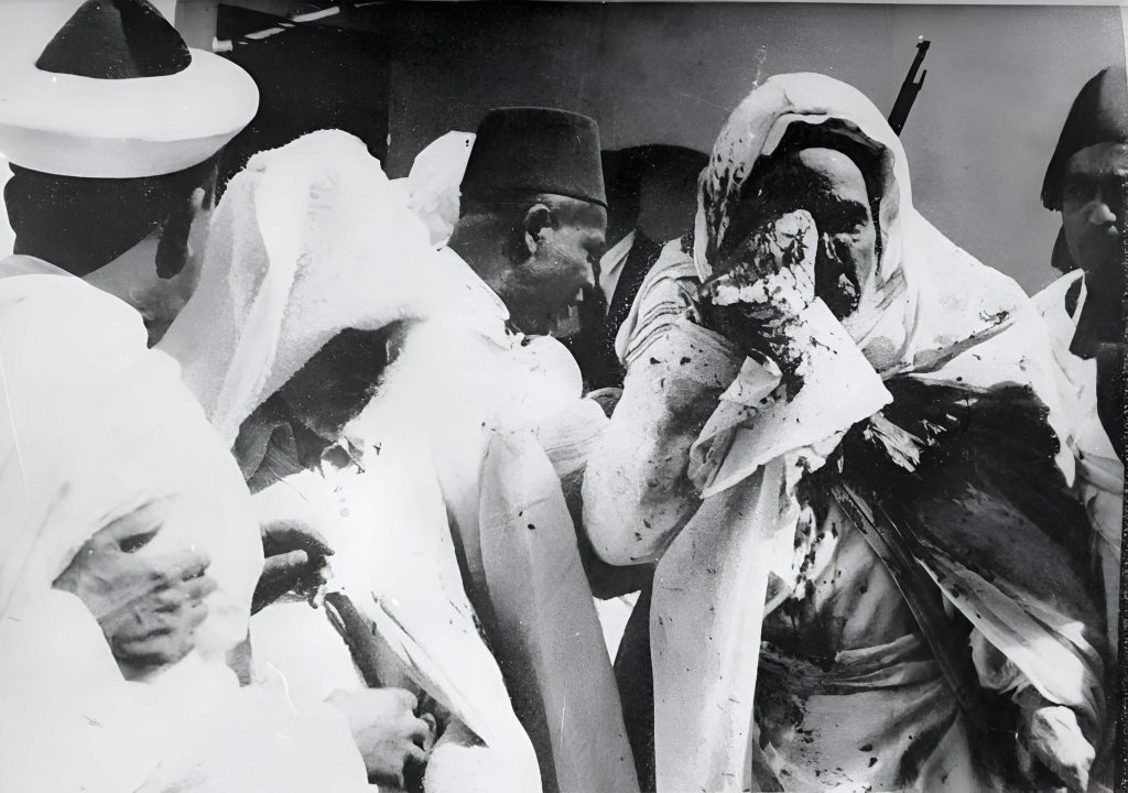 Atentado contra el sultán Ben Arafa (centro derecha, sangrando) en Marrakech, 1954.