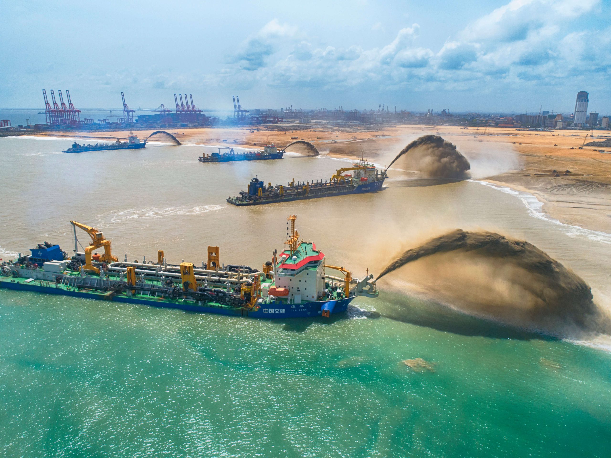 Dragas chinas lanzan arena para ganar terreno al mar y construir el proyecto Colombo Port City, en Sri Lanka.