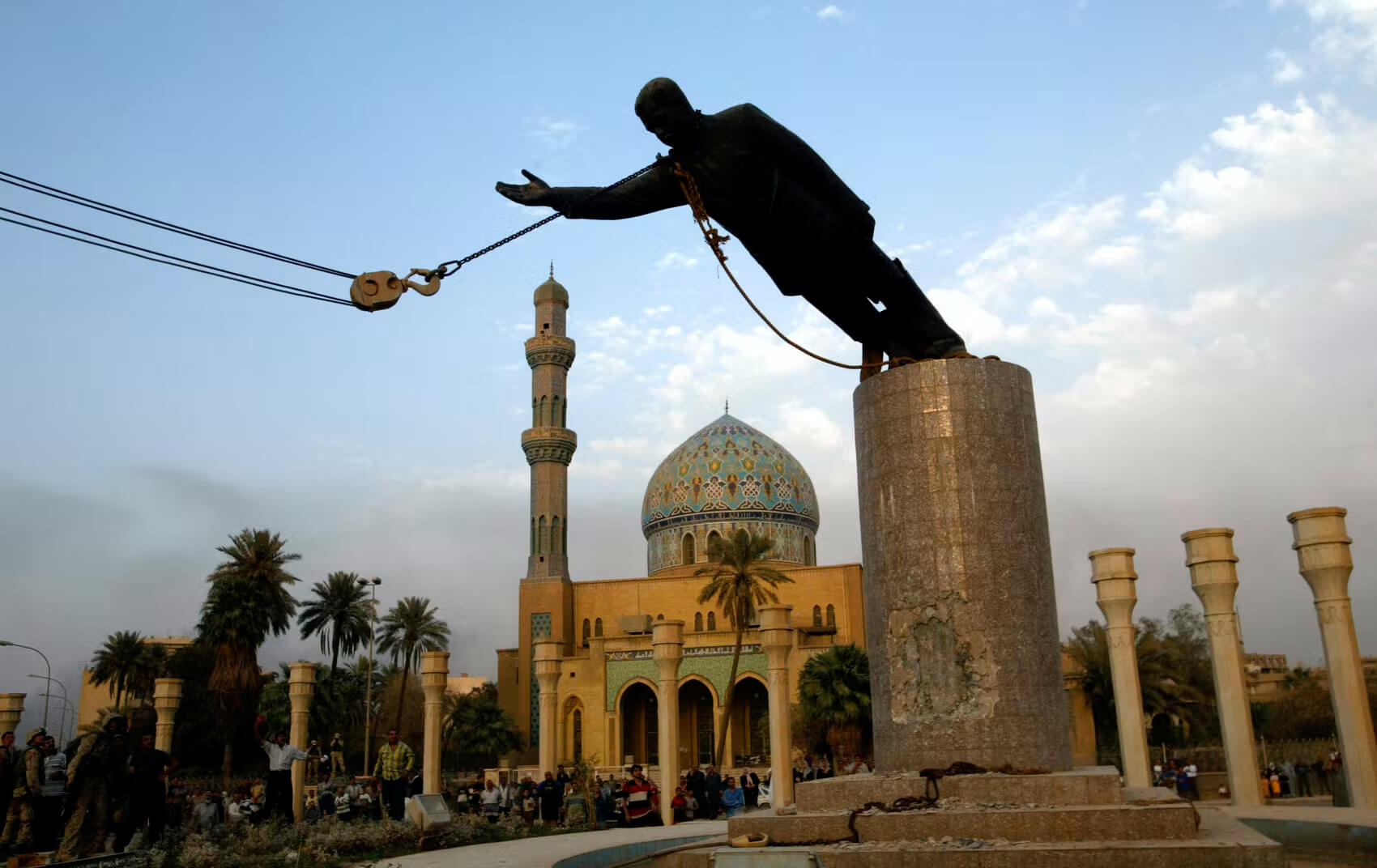 Derribo de la estatua de Saddam Husein tras la invasión estadounidense de Irak, que provocó el colapso de uno de los últimos Estados laicos en Oriente Medio. 
