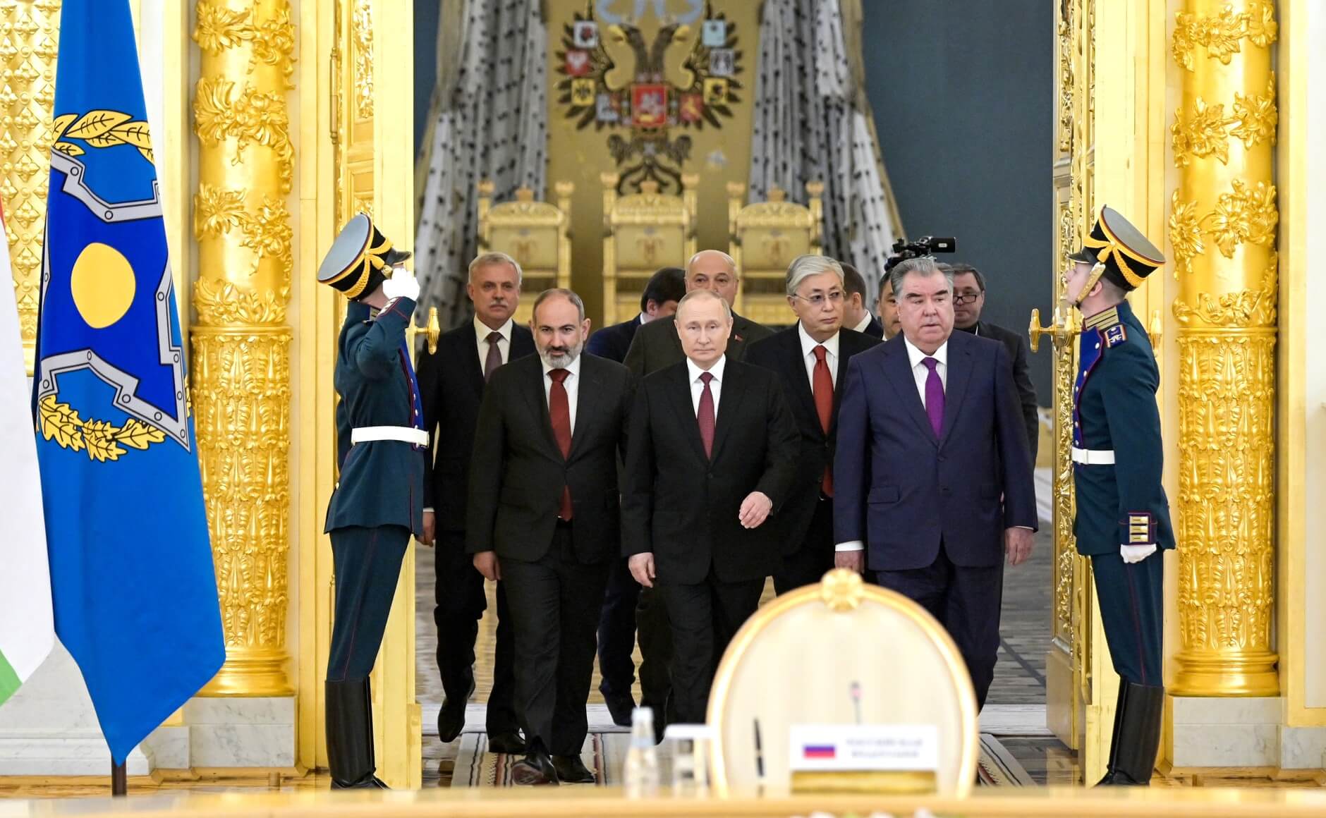 Nikol Pashinyan, presidente de Armenia, a la derecha de Vladimir Putin, participa en una cumbre de la CSTO en 2021. 