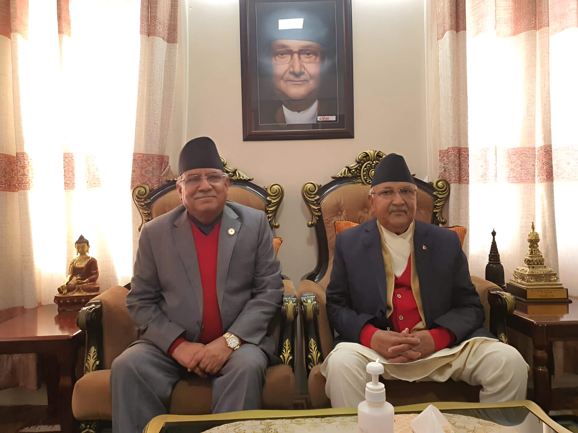 Pushpa Kamal Dahal “Prachanda”, primer ministro de Nepal, reunido con Sharma Oli, líder del Partido Comunista de Nepal. 