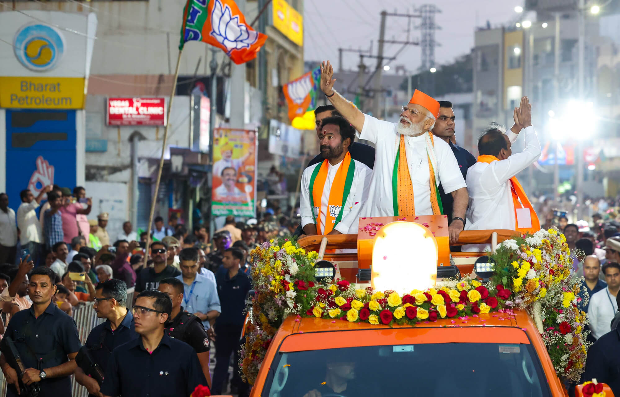 Narendra Modi, primer ministro de India, saluda a sus partidarios en un acto público celebrado en Telangana.