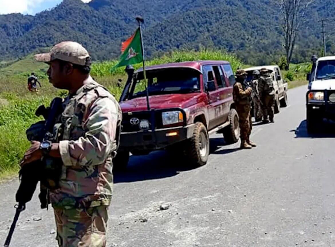 Miembros de las fuerzas de seguridad papúes patrullando Wabag tras la masacre del 18 de febrero; las tensiones en Papúa Nueva Guinea no paran de escalar. 