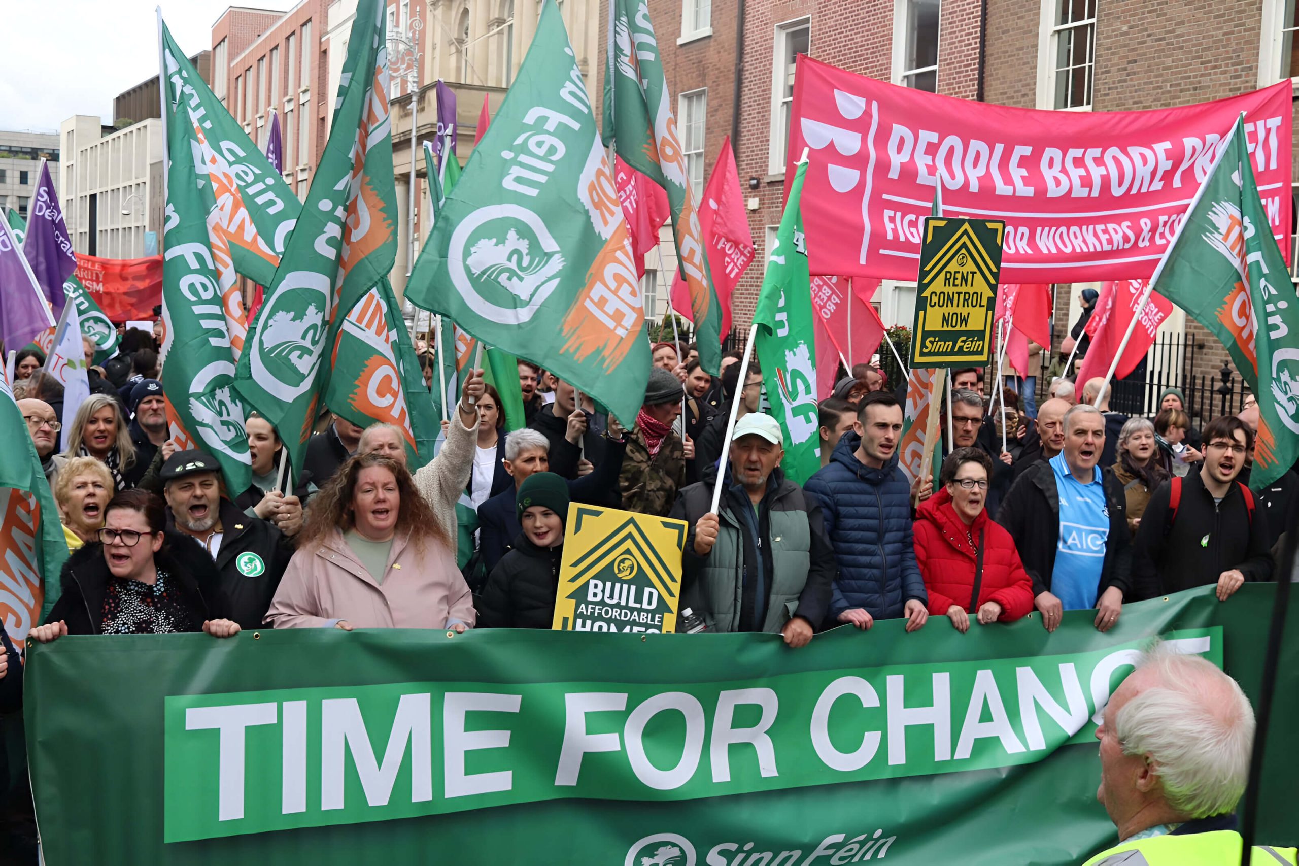 Protestas organizadas por el Sinn Féin por el deterioro económico en Irlanda.