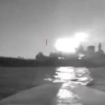 Un dron marítimo ucraniano se aproxima a un buque de guerra ruso en el mar Negro.