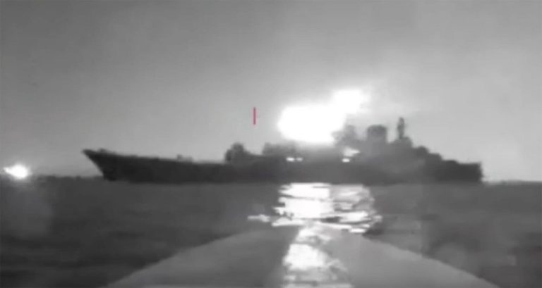 Un dron marítimo ucraniano se aproxima a un buque de guerra ruso en el mar Negro.