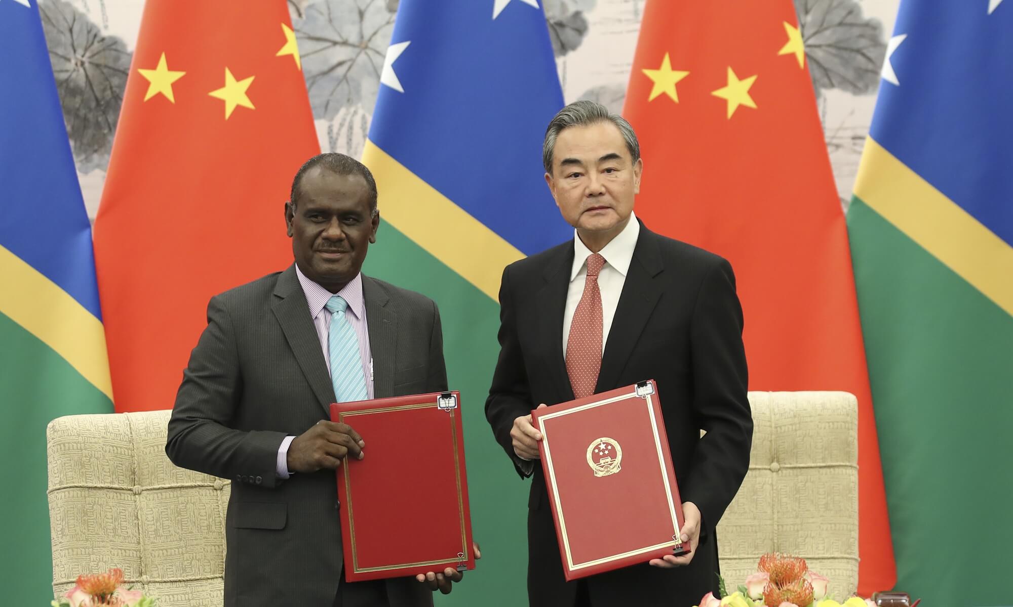 Jeremiah Manele, el nuevo primer ministro de las Islas Salomón, en una visita que realizó a China en 2019.