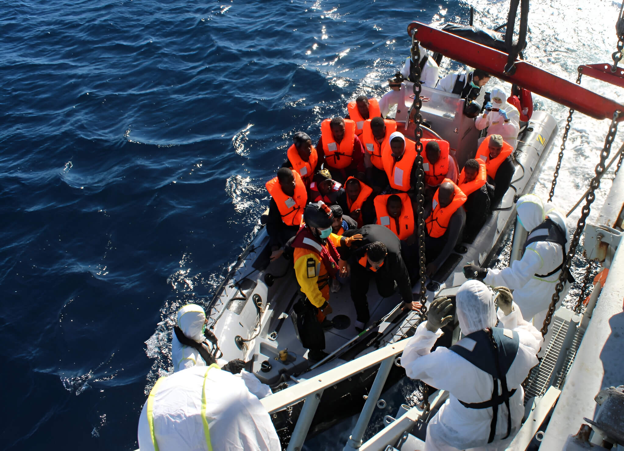 Migrantes rescatados por la armada española en las aguas adyacentes a las Islas Canarias.