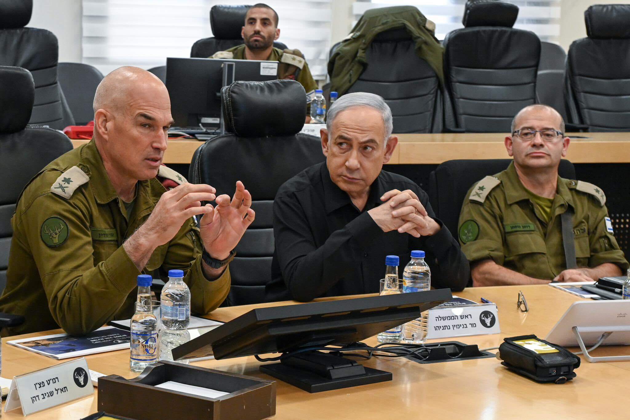 Benjamin Netanyahu, primer ministro israelí, junto con oficiales de las Fuerzas de Defensa de Israel. 