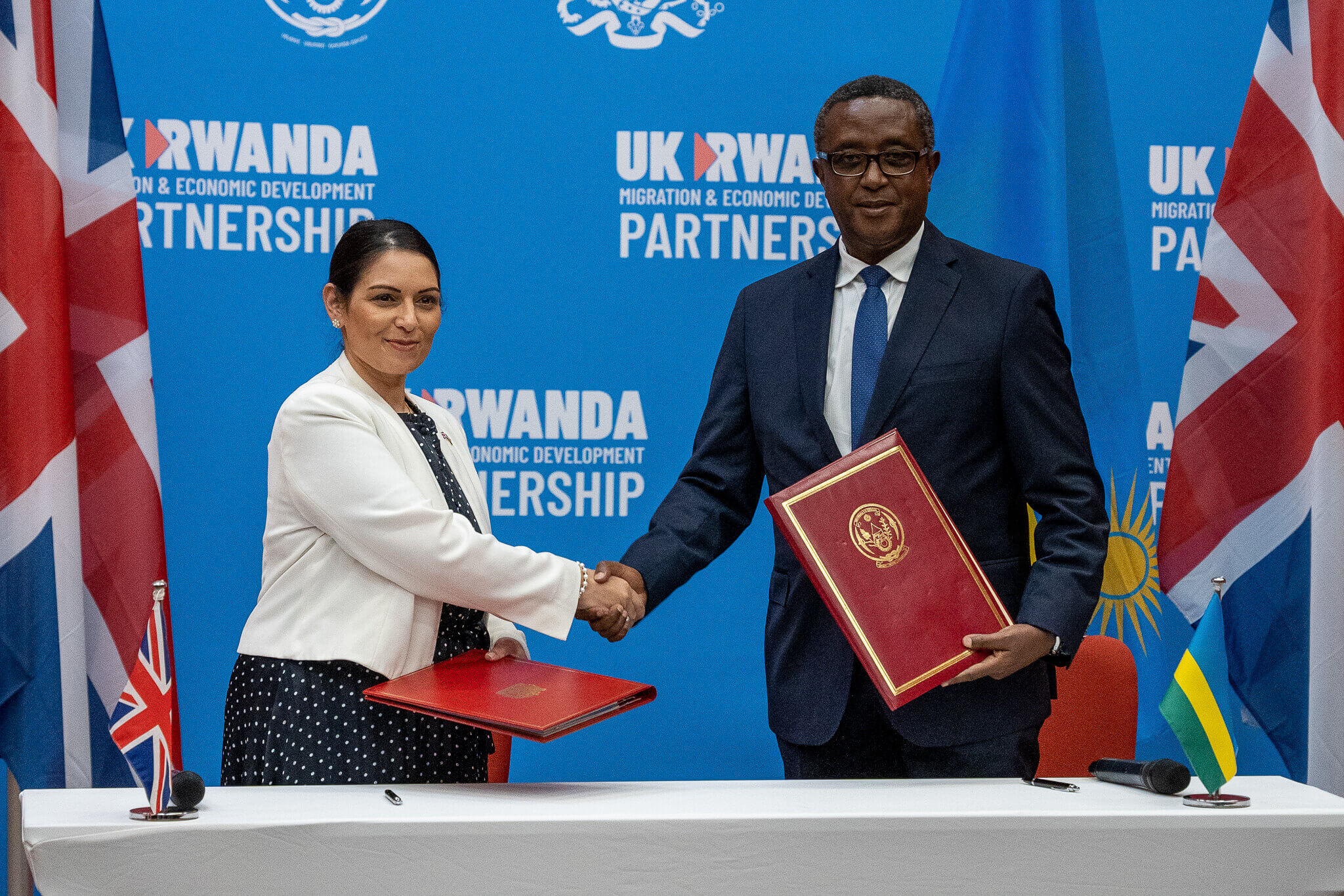 La ministra del Interior británica, Priti Patel, y el ministro de Exteriores ruandés, Vincent Biruta, firman la asociación de migración y desarrollo económico entre el Reino Unido y Ruanda.