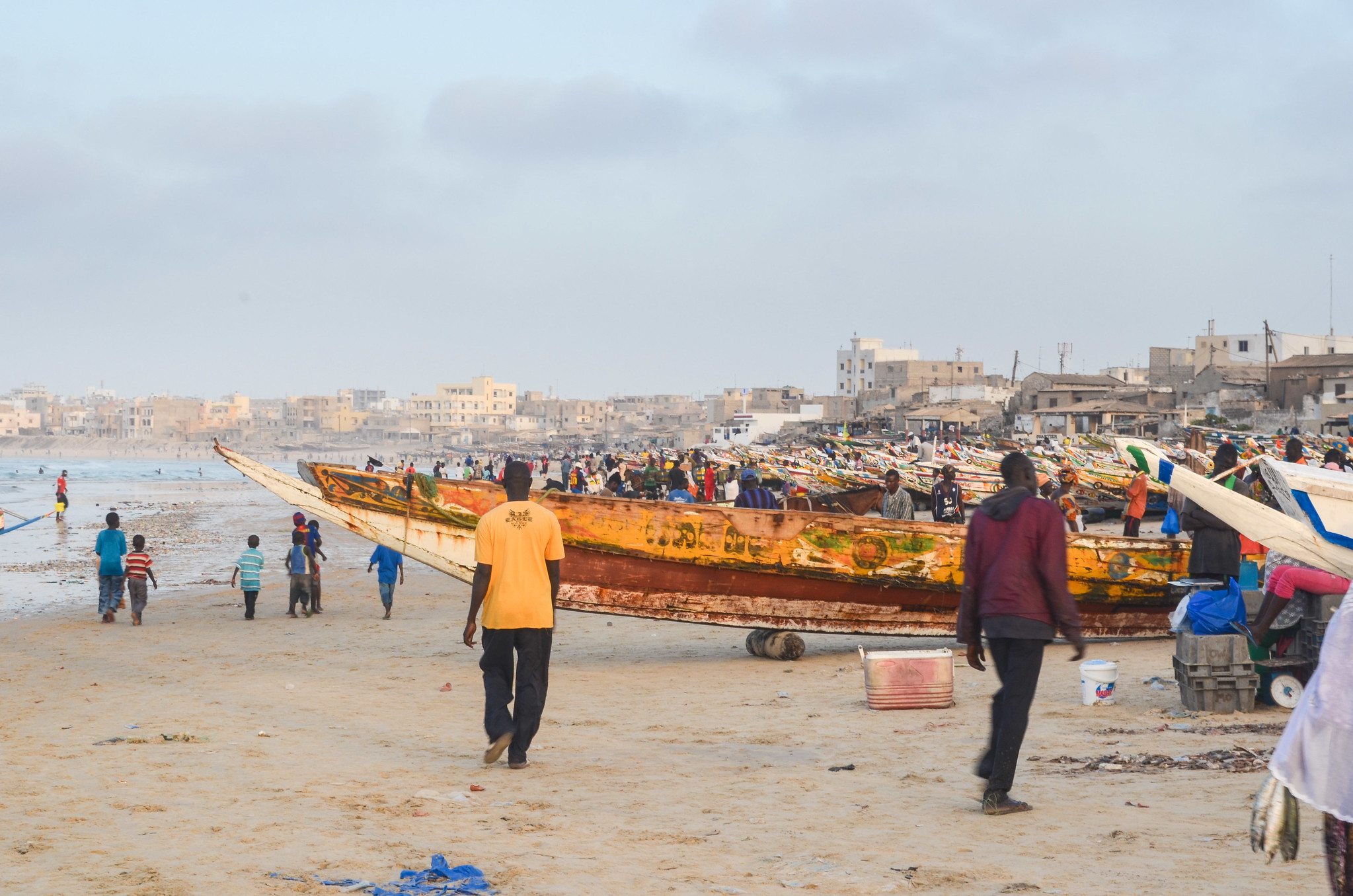 Cayucos de pesca en Dakar. Estas embarcaciones también son utilizadas para las migraciones procedentes de Senegal y Mauritania.