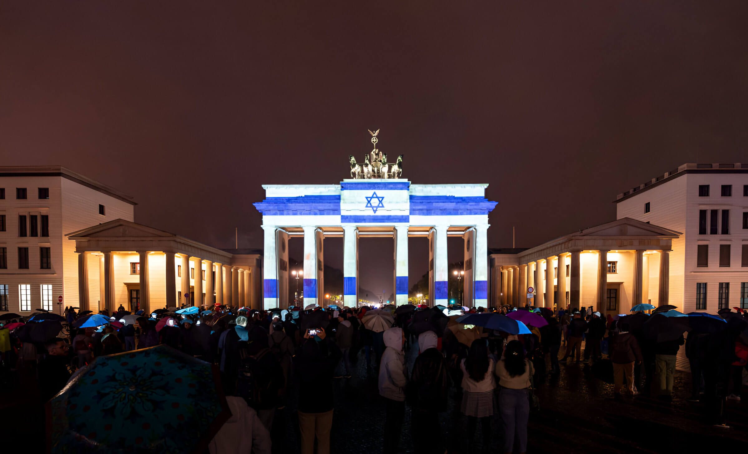 La puerta de Brandeburgo en Berlín, capital de Alemania, con una bandera de Israel proyectada tras los ataques de Hamás del 7 de octubre de 2023.