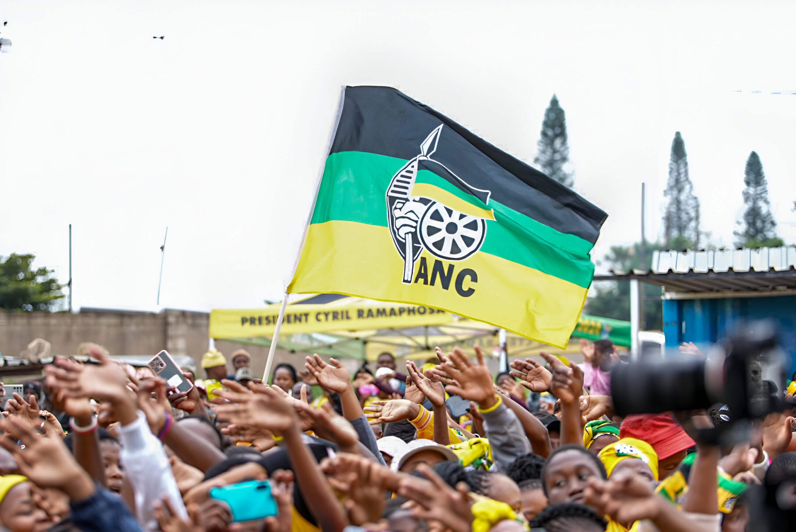 Bandera del Congreso Nacional Africano, primera fuerza política en Sudáfrica, durante una acto electoral.