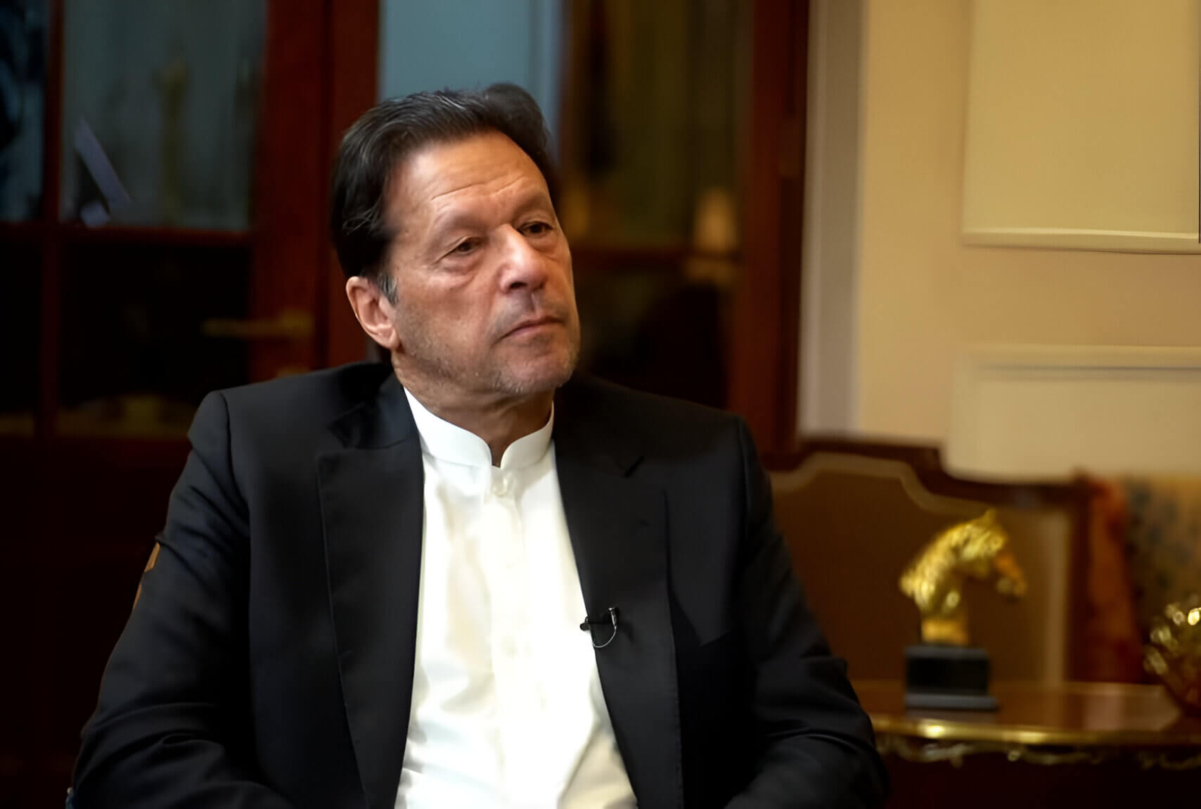 Imran Khan, antiguo primer ministro de Pakistán, concede una entrevista antes de ser encarcelado.