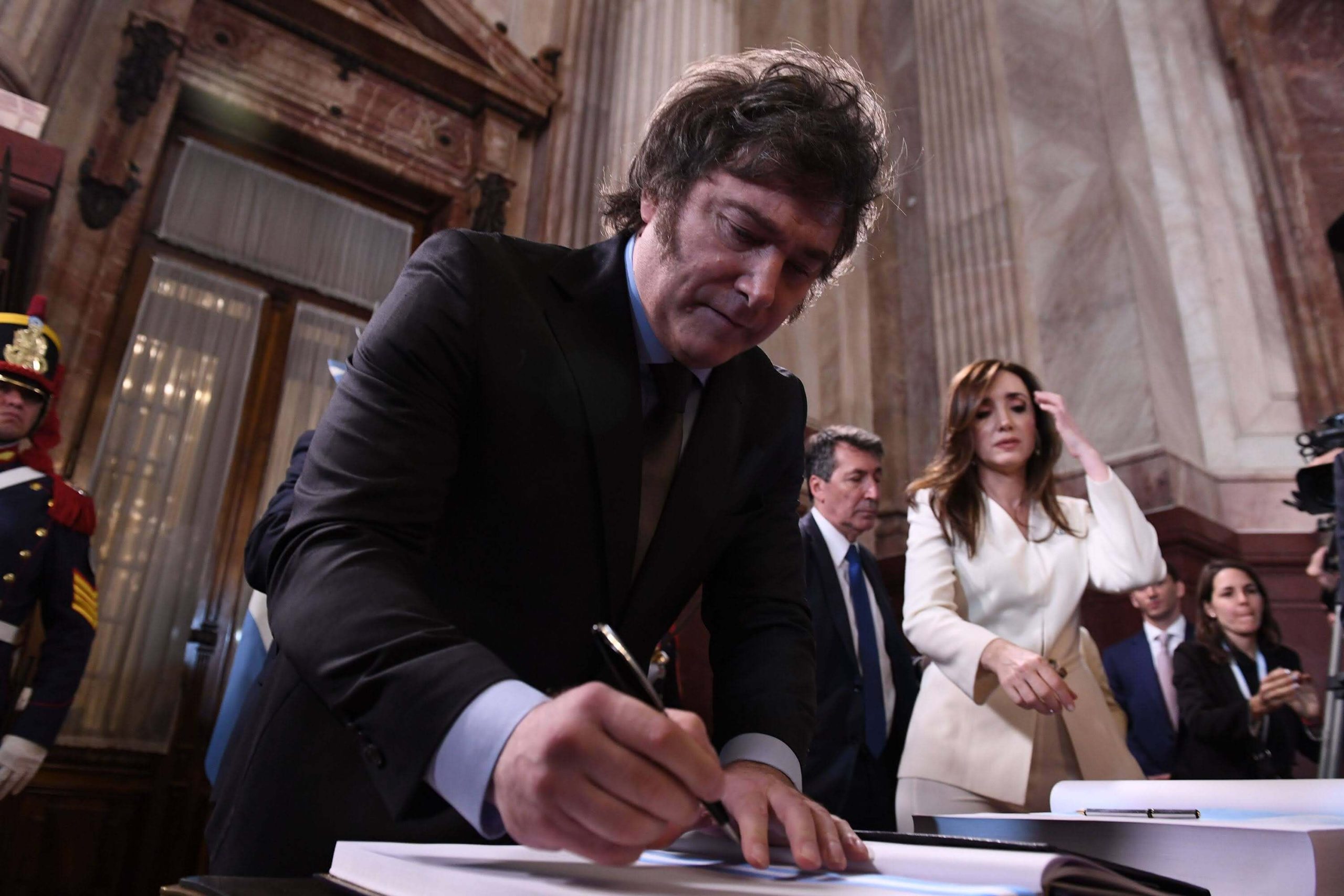 Javier Milei durante la ceremonia de asunción y traspaso de mando presidencial el 10 de diciembre de 2023.