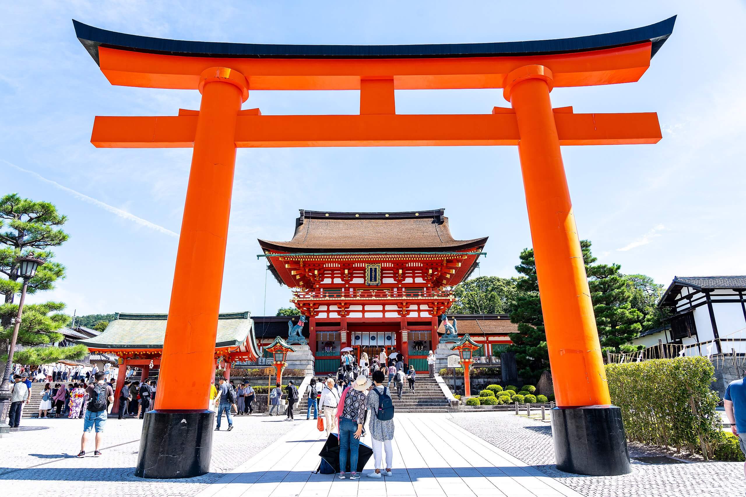 El famoso santuario sintoísta, la más importante religión en Japón, Fushimi Inari y su puerta torii, en Kyoto. 