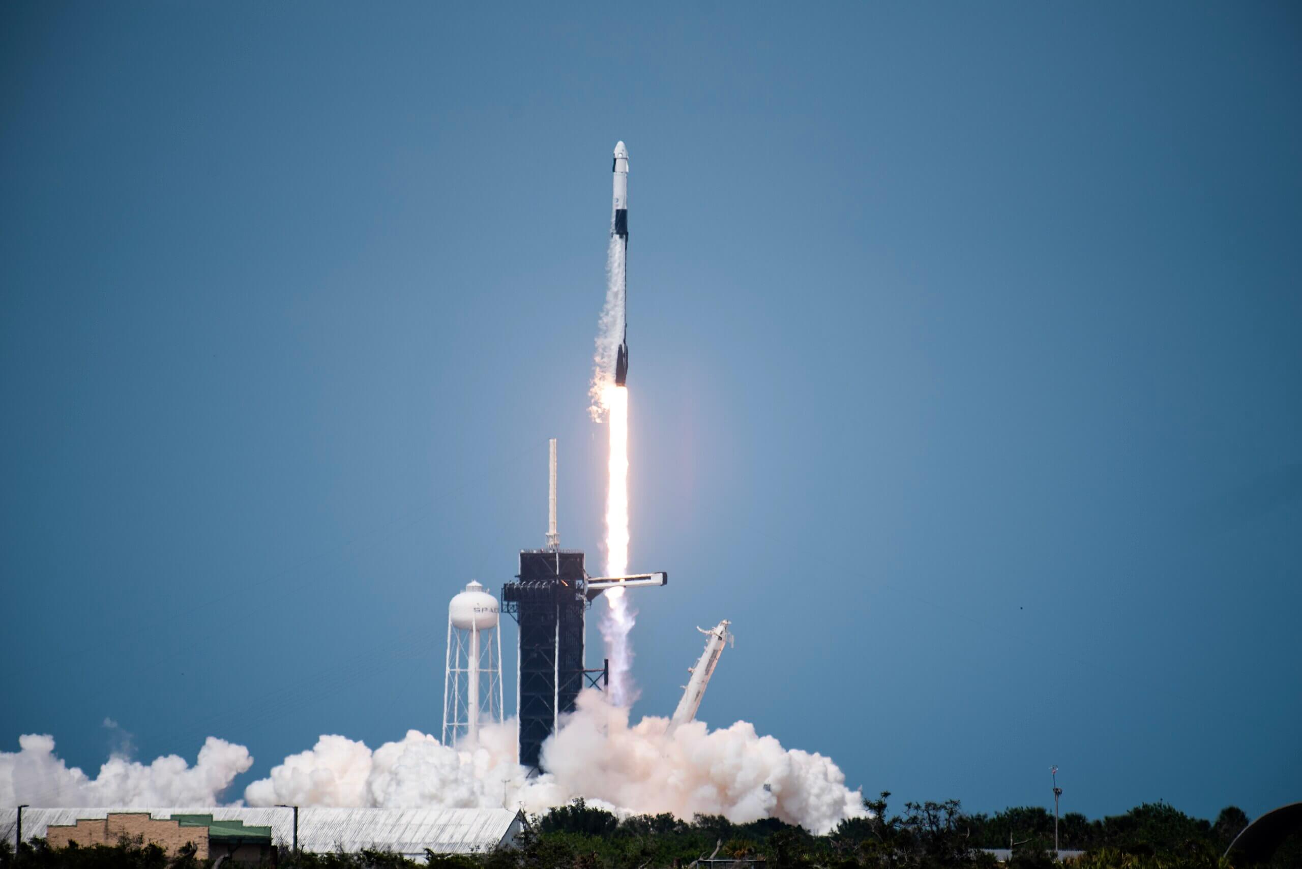 Lanzamiento del cohete Falcon 9 de SpaceX, empresa que colabora con la industria espacial europea.