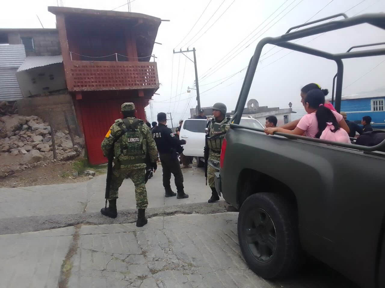 Las autoridades mexicanas evacúan a una familia de Tila, Chiapas, debido a la ola de violencia que experimenta el municipio. 