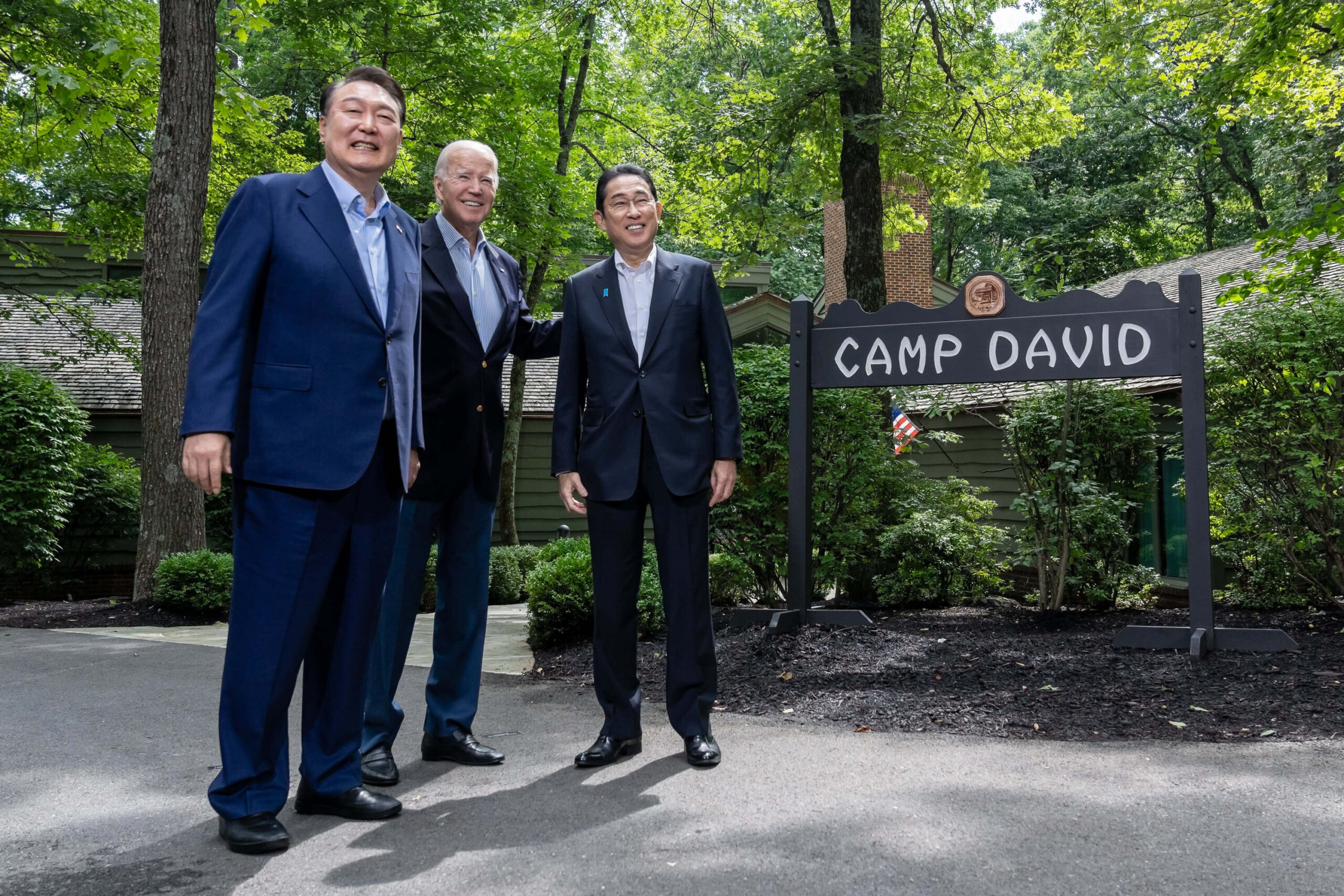 Joe Biden, Fumio Kishida y Yoon Suk-yeol, máximos dirigentes de Estados Unidos, Japón y Corea del Sur, reunidos en una cumbre en Camp David en agosto de 2023.