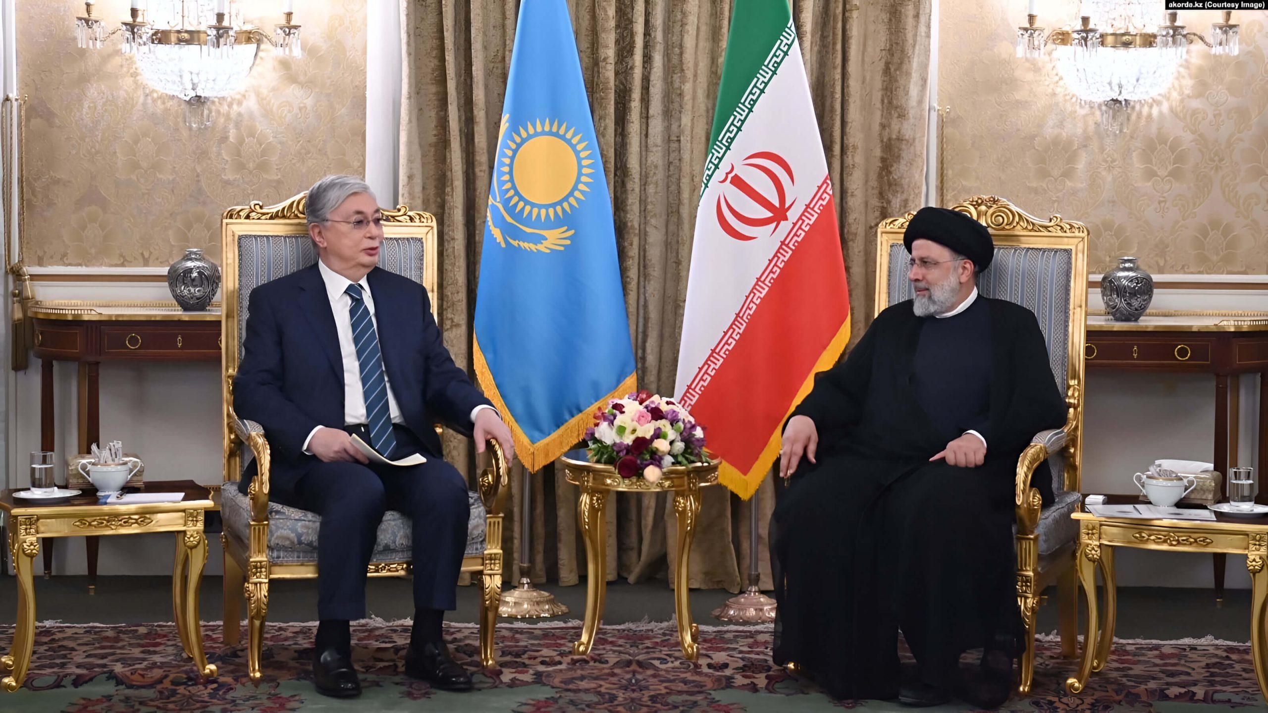 El expresidente de Irán, Ebrahim Raisi, en una reunión con su homólogo kazajo Kassym-Jomart Tokayev. 