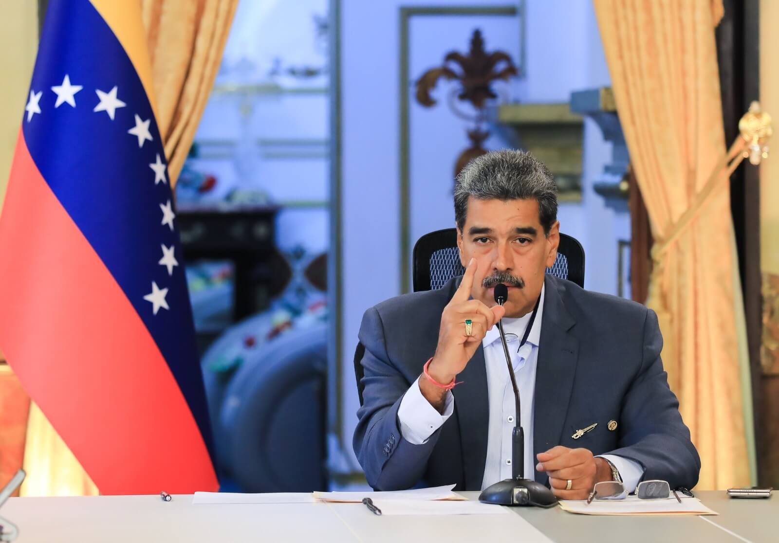 Nicolas Maduro en una reunión tras las elecciones presidenciales del 28 de julio, proceso electoral que ha originado una grave crisis en Venezuela.