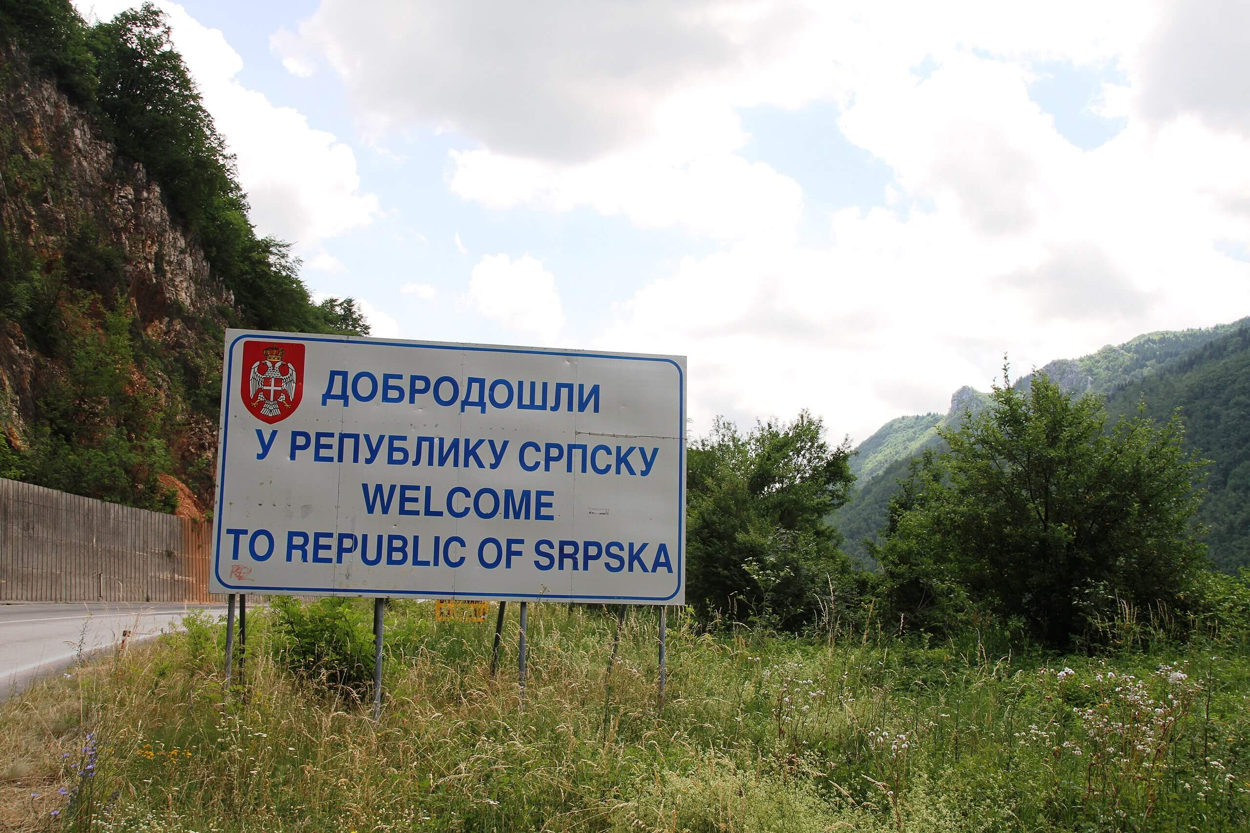 Señal de carretera que da la bienvenida a la República de Srpska, territorio situado en Bosnia y Herzegovina.