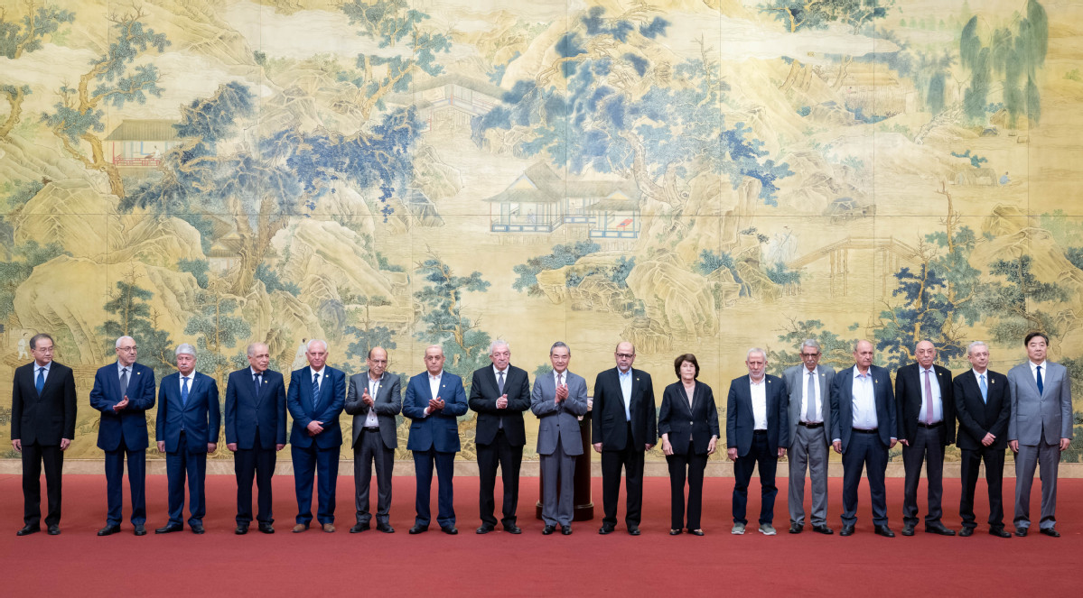 Representantes de las 14 facciones palestinas en la reunión mantenida en China. En medio se encuentra Wang Yi, ministro de Exteriores del país asiático. 